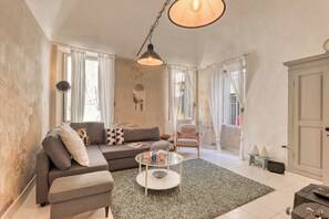 Standard Studio (La Casa Della Vikinga) | Living room | 21-inch TV with cable channels - La Casa Della Vikinga (Sanremo)