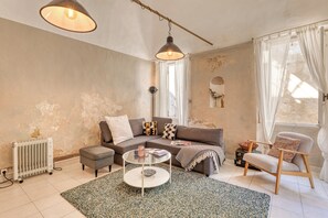 Standard Studio (La Casa Della Vikinga) | Living room | 21-inch TV with cable channels - La Casa Della Vikinga (Sanremo)