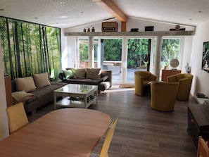 Dining - Charming Family Retreat in Hoyerswerda, Germany (Hoyerswerda)