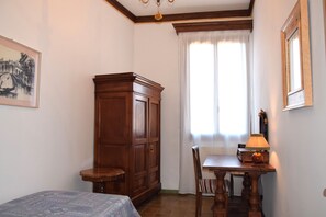 3 quartos, escrivaninha, ferros/tábuas de passar roupa, berço de viagem