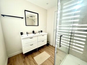 Shower, hair dryer, towels, toilet paper - Koquillage, Cosy house with SPA, GR34, 10 people (Moëlan-sur-Mer)