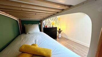 5 bedrooms, desk, iron/ironing board, travel cot