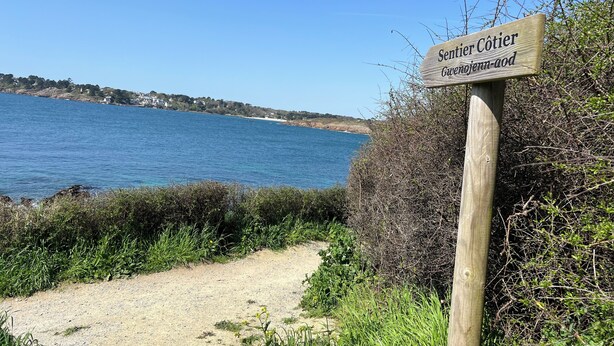 A wooden signpost with the text "Sentier Cotier Gwentjenn-aod" indicating a walking trail. - Koquillage, Cozy House with Spa, GR34, Sleeps 10, Near the Ocean (Moëlan-sur-Mer)