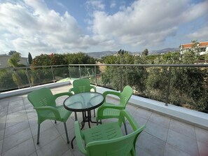 Outdoor dining - Villa Coralia Gardens 1km From Coral Bay Beach With Jaguzzi And Heated Pool (Peyia Coral Bay)