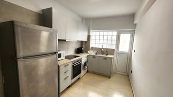 Coffee/tea maker, electric kettle, dining tables