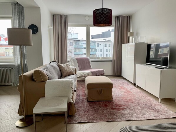 Comfort Apartment, 2 Bedrooms, City View | Living area