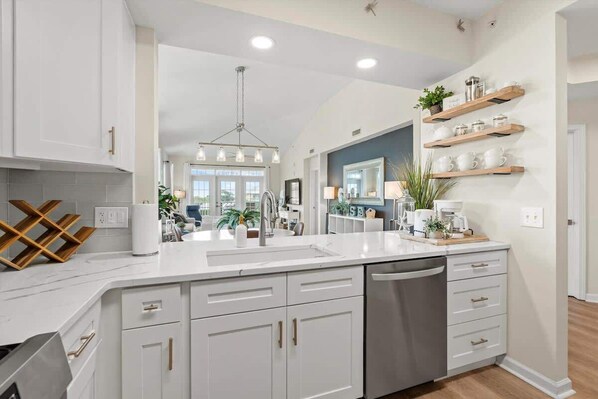 Fridge, microwave, oven, stovetop - Private Gated Complex with pool, 1 block to St Aug (St. Augustine)