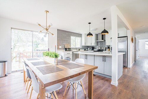 Spacious 6-BR Farmhouse near Downtown