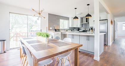 Spacious 6-BR Farmhouse near Downtown