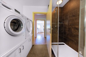 Een douche, een haardroger, handdoeken, toiletpapier