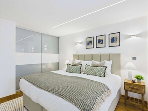 2 bedrooms, desk, iron/ironing board, travel crib