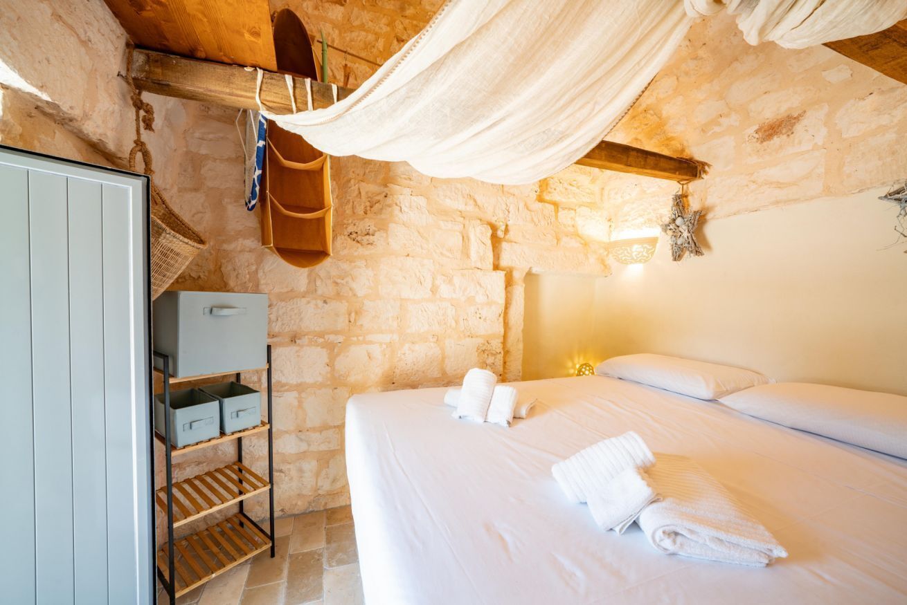 1 slaapkamer, een strijkplank/strijkijzer, reisbedje