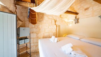 1 slaapkamer, een strijkplank/strijkijzer, reisbedje