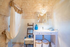 Shower, free toiletries, hair dryer, bidet