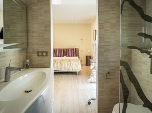 Dusche, Haartrockner, Handtücher, Toilettenpapier