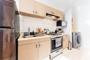 Kühlschrank, Mikrowelle, Ofen, Herdplatte
