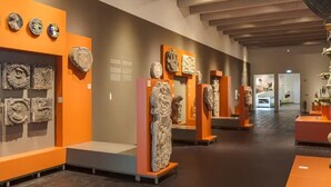 A museum corridor with stone sculptures on display. - Eine Nacht im Museum - LUNA Sleep Cube (Lueneburg)
