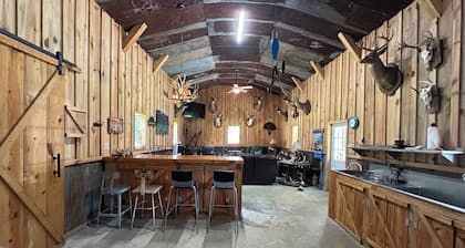 Charming 3-bedroom cabin in Autaugaville with AC and Hangout Building