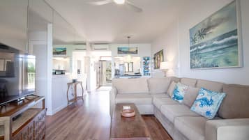 Condo, 2 Bedrooms | Living area