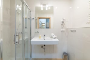 Douche, serviettes fournies