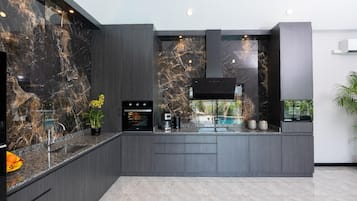 Jääkaappi, mikroaaltouuni, uuni, kahvin-/teenkeitin