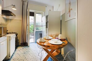 Fridge, oven, stovetop, dining tables