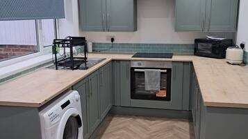 House | Dapur peribadi | Peti sejuk, ketuhar gelombang mikro, ketuhar, dapur