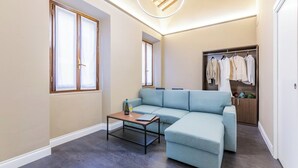 Chambre Triple Deluxe | Coin séjour | Imprimantes