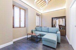 Deluxe Triple Room | Living area | Printers - Maison dei Greci (Rome)