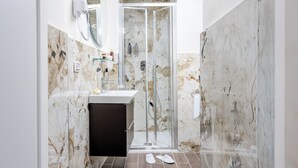 Chambre Simple Deluxe | Salle de bain | Sèche-cheveux, chaussons, serviettes fournies, savon