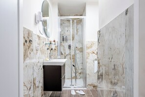 Deluxe Single Room | Bathroom | Hair dryer, slippers, towels, soap - Maison dei Greci (Rome)