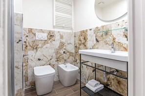 Chambre Deluxe | Salle de bain | Sèche-cheveux, chaussons, serviettes fournies, savon