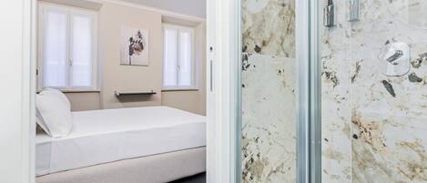Deluxe Room | In-room safe, desk, iron/ironing board, free WiFi