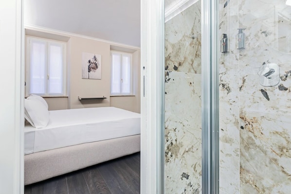 Chambre Deluxe | Coffre-fort, bureau, fer et planche à repasser, accès au Wi-Fi (inclus)