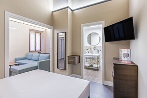 Chambre triple Deluxe | Coffre-fort, bureau, fer et planche à repasser, accès au Wi-Fi (inclus)