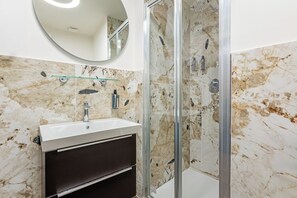 Quarto solteiro luxo | Banheiro | Secador de cabelo, chinelos, toalhas de banho, sabonete