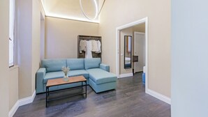 Chambre Triple Deluxe | Coin séjour | Imprimantes