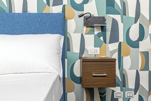 Quarto solteiro luxo | Cofres nos quartos, escrivaninha, ferros/tábuas de passar roupa