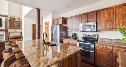 Pet-friendly 4 Bedroom Townhome in Frisco - Short Drive to Breck!