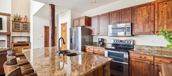 Pet-friendly 4 Bedroom Townhome in Frisco - Short Drive to Breck!
