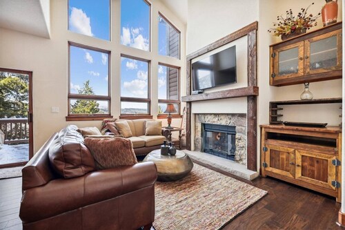 Pet-friendly 4 Bedroom Townhome in Frisco - Short Drive to Breck!