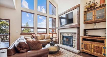 Pet-friendly 4 Bedroom Townhome in Frisco - Short Drive to Breck!