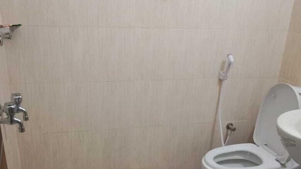 Un bagno piccolo e pulito con un WC, un lavandino e una doccia.