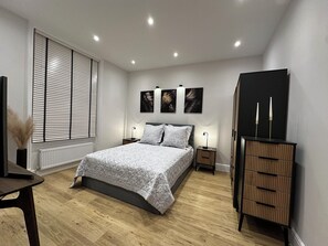 1 slaapkamer, een strijkplank/strijkijzer, wifi, beddengoed