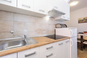 Micro-ondes, four, plaque de cuisson, lave-vaisselle