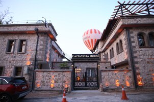 Fachada de la propiedad por la tarde o noche