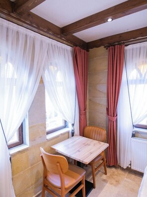 Rom – deluxe, byutsikt | Sengetøy i egyptisk bomull og sengetøy av topp kvalitet