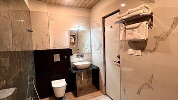 Ducha, artículos de tocador gratuitos, secador de pelo, toallas