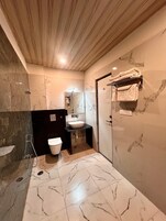 Ducha, artículos de tocador gratuitos, secador de pelo, toallas