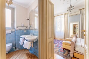 Séchoir à cheveux, serviettes fournies, savon, papier de toilette